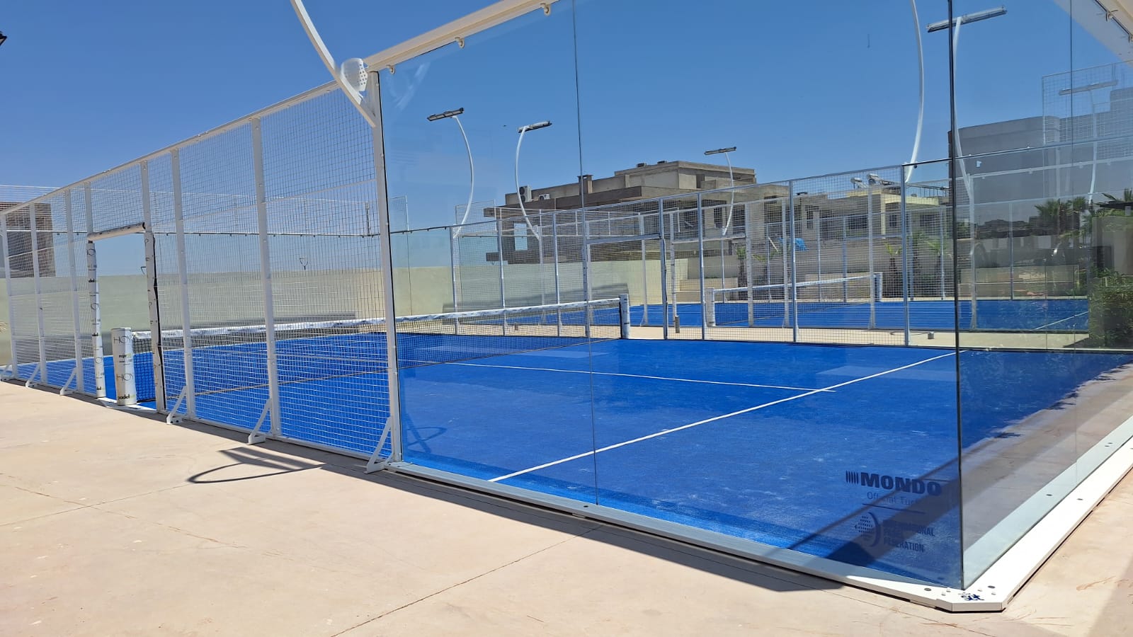 Terrain de padel Santorini, vue d'angle avec parois vitrées