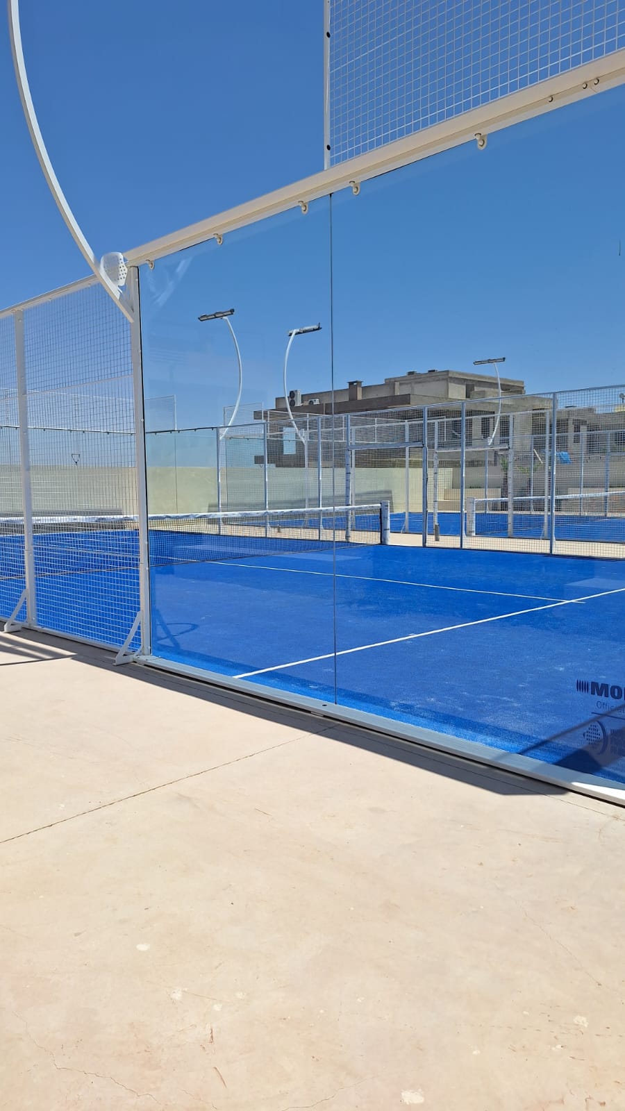 Détail des parois vitrées du terrain de padel